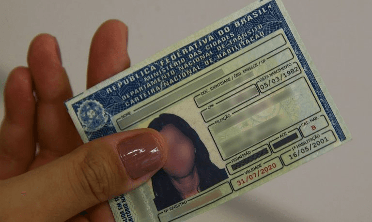 Nova lei prevê que multas vão custear habilitação para motoristas de baixa renda