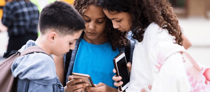 A segurança de crianças e adolescentes no ambiente digital atravessa um momento de profundas transformações regulatórias e de conscientização no Brasil