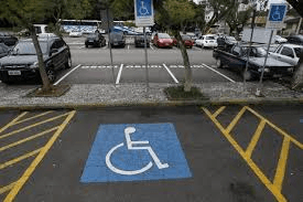 Comissão aprova multa maior para quem estaciona em vaga reservada a pessoa com deficiência