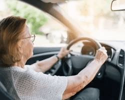 Idosos 60+ têm desconto em multas de trânsito? Veja o que lei em vigor diz sobre benefício