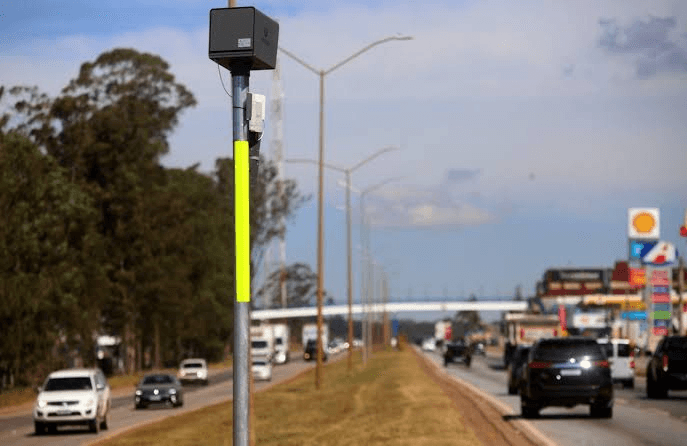 Projeto de Lei 4.985/2026, que tenta proibir em definitivo a aplicação de multas por média de velocidade no país.