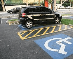 Comissão aprova projeto que prevê multa para veículo estacionado em acesso para pessoa com deficiência